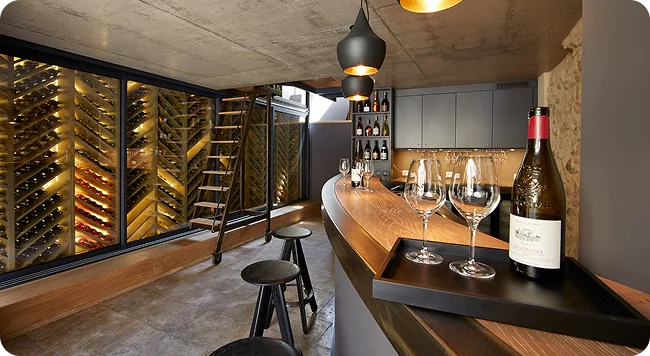 Французская компания Friax — производитель высококачественной и функциональной климатической техники для хранения пищевых и непищевых продуктов, применяемой в ресторанах и барах, на складах и во всевозможных хранилищах, а также в жилых помещениях.